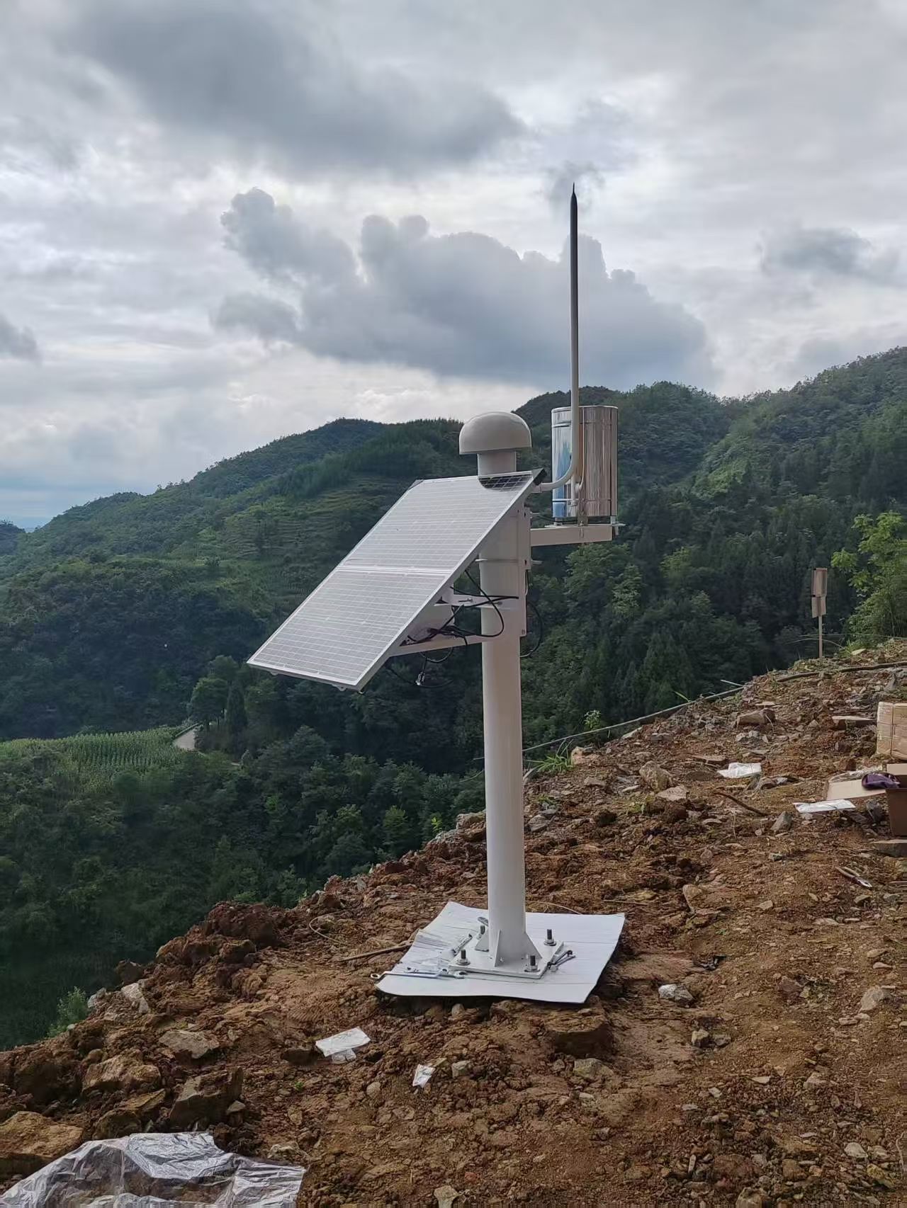 翻斗式雨量监测站